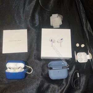 Airpods Pro 1st Gen (used) w 3 ear buds (S, M, L)